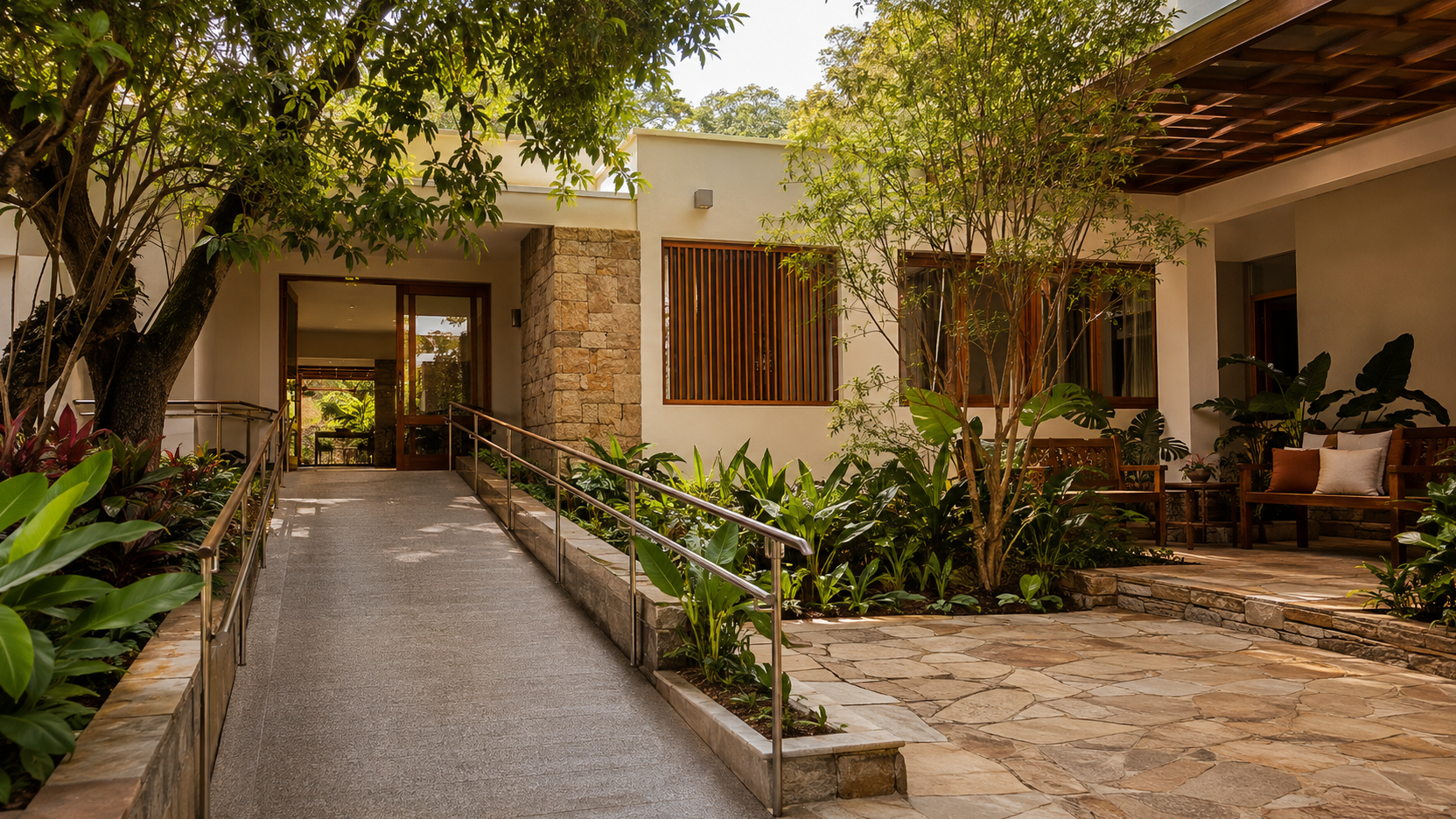 Ambiente externo acolhedor de uma moradia assistida, com vegetação e acesso seguro